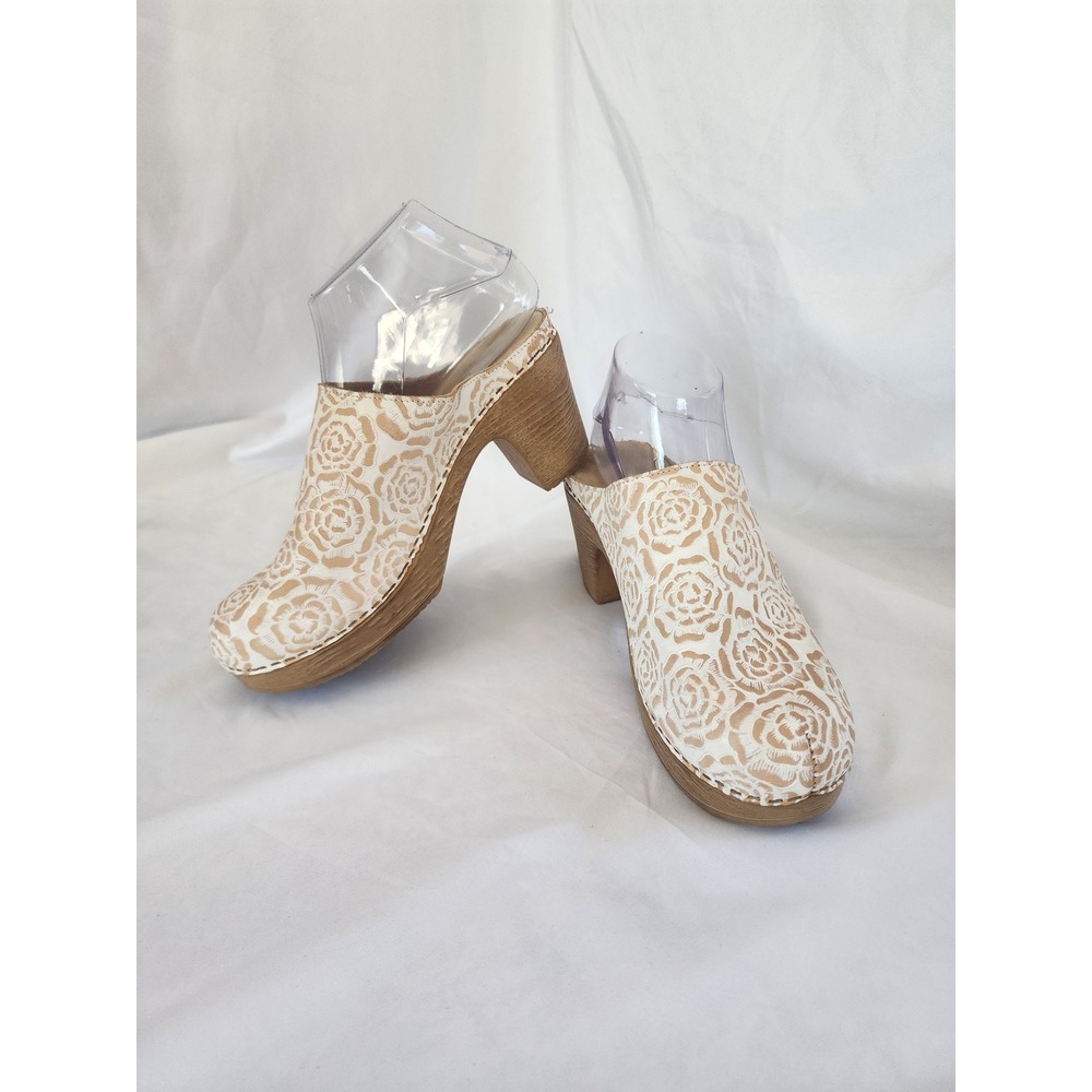 Calou Stockholm Floral Leather Clogs 39 Cream Tan Rose Embossed Wood Heel Mules